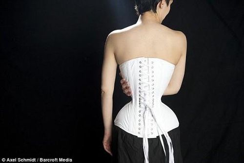 Cô gái có vòng eo siêu nhỏ