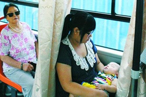 Quây rèm trên xe buýt phục vụ bà mẹ cho con bú