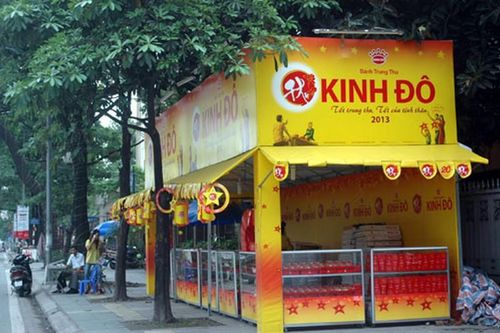 Quầy bánh trung thu chiếm vỉa hè, ai cấp phép?