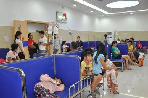 Trung Quốc: 180 học sinh ngộ độc sữa, bánh quy