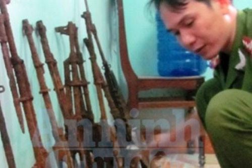 Đào hố trồng tiêu, phát hiện 9 khẩu sung và 1 lựu đạn