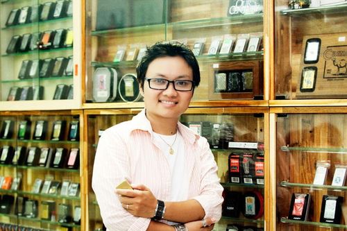 Người phụ nữ đam mê bật lửa Zippo