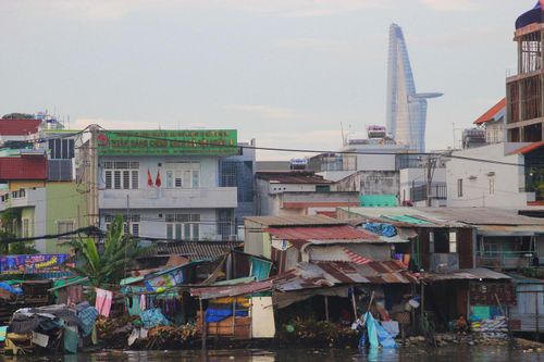 Khu 'ổ chuột' dưới chân các cao ốc tráng lệ ở Sài Gòn