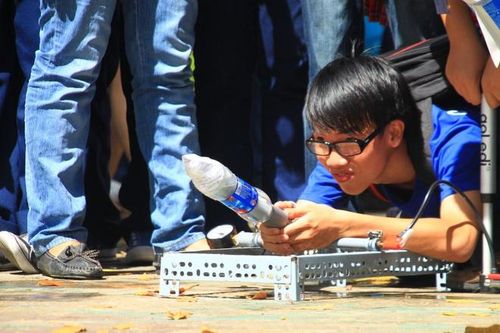 Teen Marie Curie bắn tên lửa nước mừng trường 95 tuổi