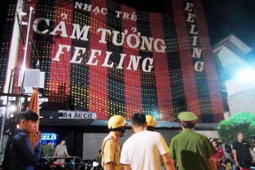 Công an bất ngờ ập vào bar lớn nhất quận Tân Bình