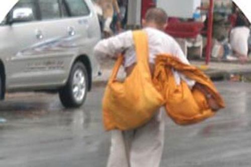 Sư cô đánh nhau, chửi bậy giữa Hà Nội