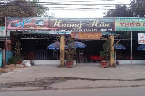 Bé gái 4 tuổi bàng hoàng nhìn bố bị sát hại