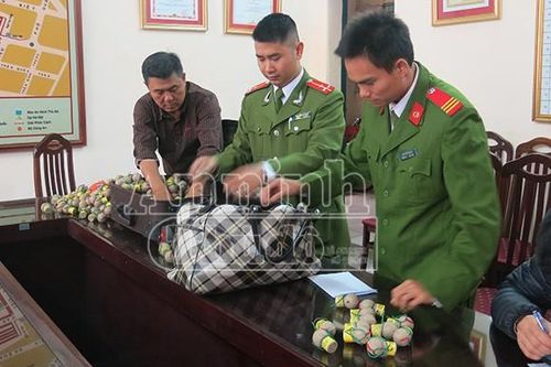 Pháo cấm tràn về Việt Nam… đón Tết