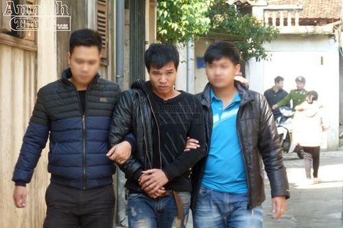 Lái buôn 'hàng đá' chuyên tiếp khách trong hẻm