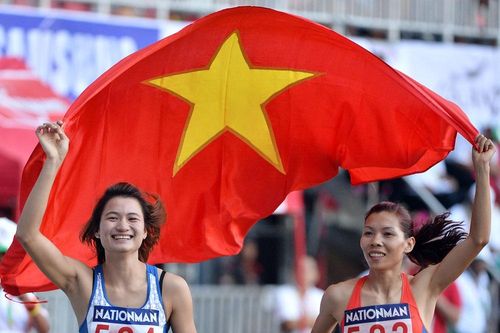 Hai cô gái vàng điền kinh mãn nguyện với thành quả đạt được