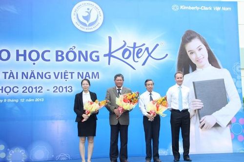 Niềm vui của những nữ sinh tài năng khi nhận học bổng Kotex