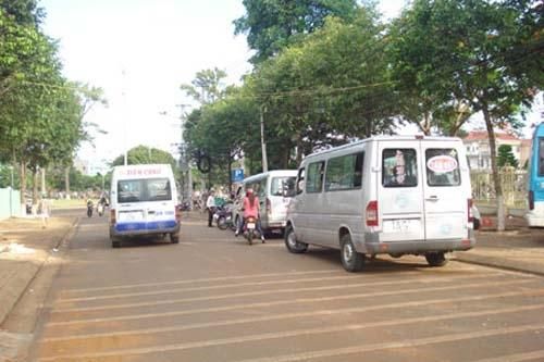 Cần xử lý nạn 'xe dù, bến cóc' ở TP Plây Cu