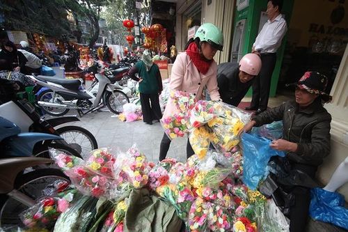 Chợ hoa phố cổ Hà Nội sôi động trước Tết ông Táo