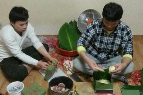Người Việt gói bánh chưng đón Tết ở Hàn Quốc