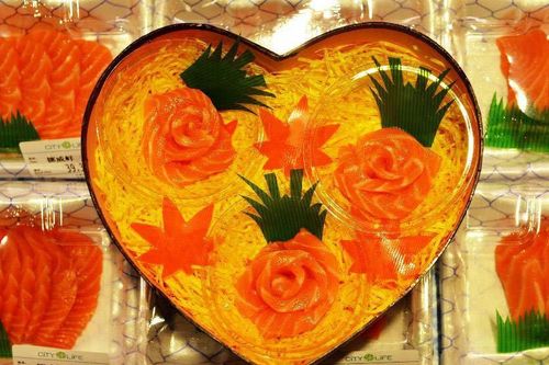 Hoa hồng làm từ cá hồi cho ngày Valentine