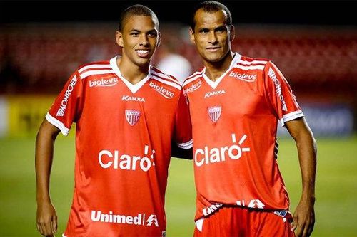 Rivaldo và con trai cùng ra sân trong một trận đấu