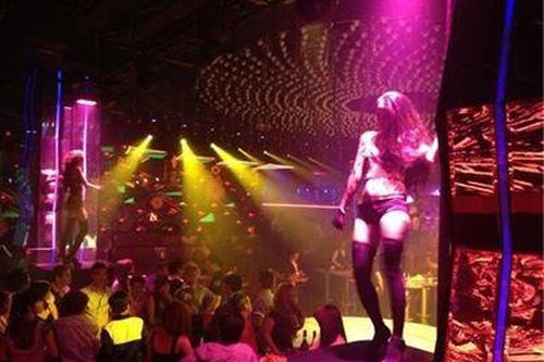 100 cảnh sát đột kích quán bar ở Sài Gòn vào giữa khuya