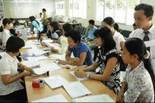 Nghỉ ốm trùng ngày lễ có được hưởng trợ cấp?