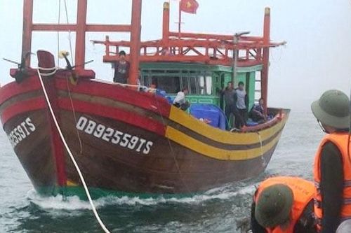 Bộ đội biên phòng Quảng Bình cứu tám ngư dân gặp nạn trên biển