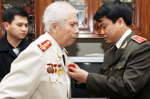 Hai cán bộ lão thành đón nhận Huân chương Bảo vệ Tổ quốc
