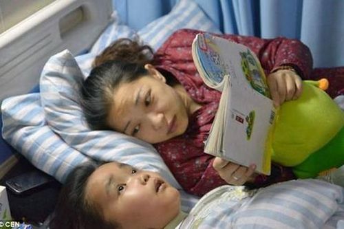 Chùm ảnh rớt nước mắt về cậu bé 7 tuổi hy sinh cứu mẹ