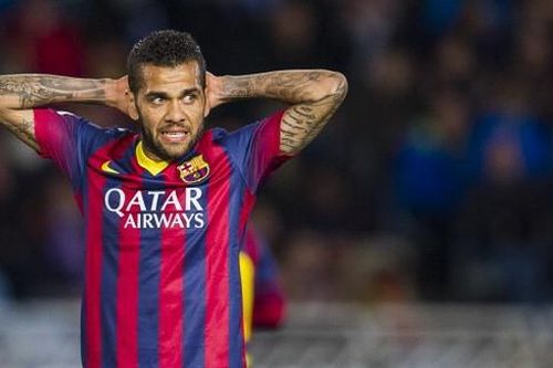 Barca ủng hộ Alves chống nạn phân biệt chủng tộc sau vụ 'ăn chuối'