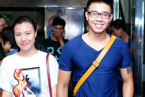 Đông Hùng nắm chặt tay Phương Linh đi xem phim