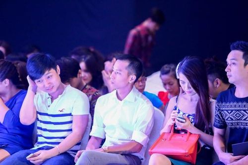 Bạn trai thiếu gia đến cổ vũ Thu Thủy diễn thời trang