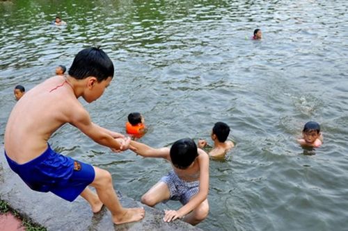 Đua nhau đi tắm'giải nhiệt' ở chùa Thầy