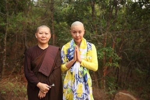 Hoa hậu xinh đẹp bất ngờ xuống tóc đi tu