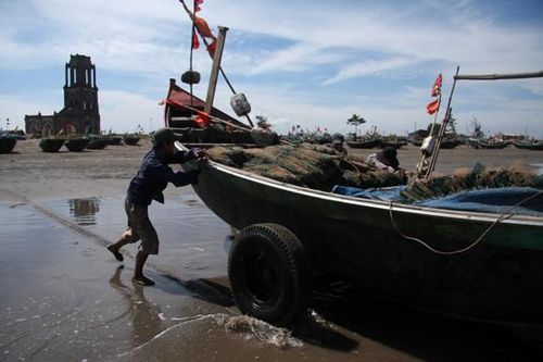 Nước biển xâm thực đã 'giật' đổ tháp chuông biển Hải Hậu