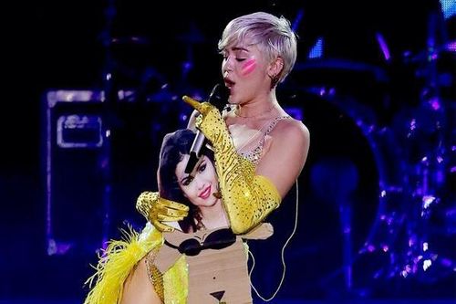 Nghi án Miley Cyrus xỏ xiên Selena Gomez trên sân khấu
