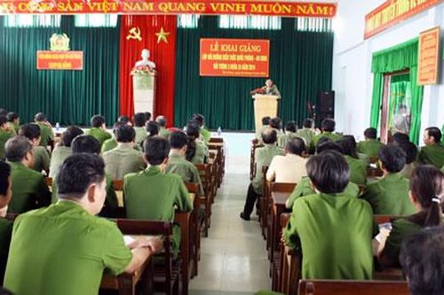 Khai giảng lớp bồi dưỡng kiến thức an ninh quốc phòng