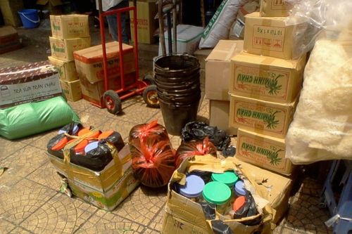 Thạch đen đựng bằng xô giá 10.000 đồng/kg ở chợ Đồng Xuân