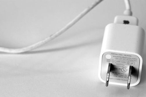 Sạc rởm có thể giết chết iPhone và… chính bạn