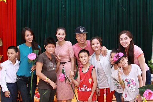 Á hậu Phạm Hương đến thăm trẻ nhiễm độc da cam