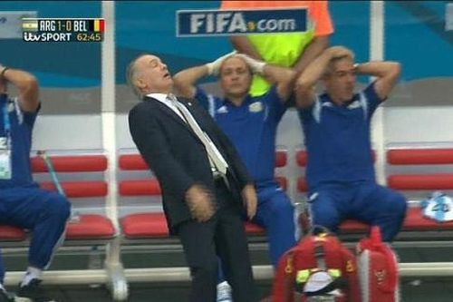 Hài hước HLV Sabella ngã ngửa vì tiếc nuối pha dứt điểm dội xà của Higuain