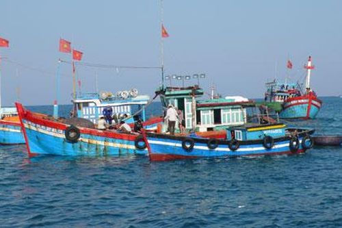 Bộ NNPTNT tặng quà cho ngư dân kiên cường bám biển