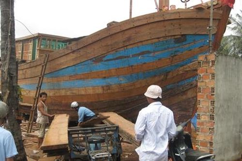 Đẩy mạnh hỗ trợ ngư dân đóng tàu mới vươn khơi