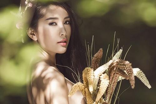 Lan Hương bán nude khoe ngực trần táo bạo