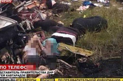 Xác người nằm la liệt tại hiện trường máy bay MH17 rơi ở Ukraine