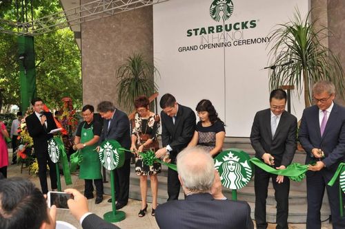 Starbucks sai chính tả tiếng Anh trên backdrop khai trương