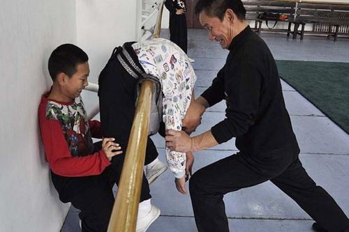 Vận động viên nhí Trung Quốc đổi máu và nước mắt lấy 'vàng'