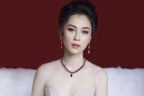 Á hậu Trang sức khoe vòng một căng đầy với váy xẻ sâu