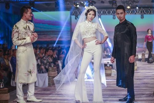 Ngọc Quyên nhún nhảy trên sàn catwalk
