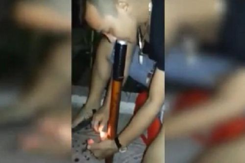 'Trẻ trâu' ngã lăn sau pha hút thuốc lào đẳng cấp