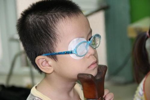 Chuẩn bị tựu trường, lũ lượt đưa con đi khám mắt