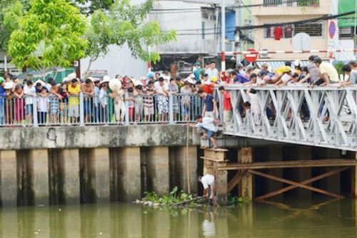 Hãi hùng phát hiện thi thể nam sinh nổi trên kênh