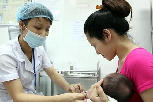 Trẻ không có hộ khẩu Hà Nội có được tiêm miễn phí Sởi - Rubella?