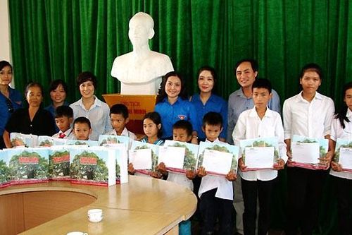 Đoàn Thanh niên báo Nhân Dân tặng quà học sinh nghèo, gia đình chính sách ở Hà Tĩnh